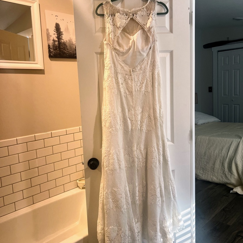 Elegant Lace Wedding Dress - Picture 4 of 16